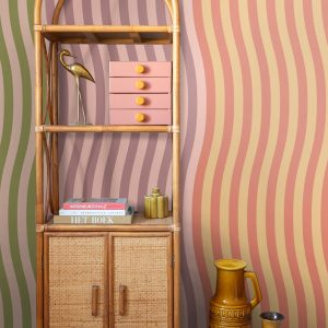 ESTAhome fotobehang zigzag motief roze, oranje en blauw – 300 x 279 cm ESTAhome fotobehang zigzag motief roze, oranje en blauw – 300 x 279 cm