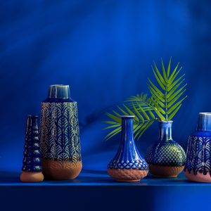 J-Line vaas Leo Buoys – porselein – blauw – 17.5 cm hoog J-Line vaas Leo Buoys – porselein – blauw – 17.5 cm hoog