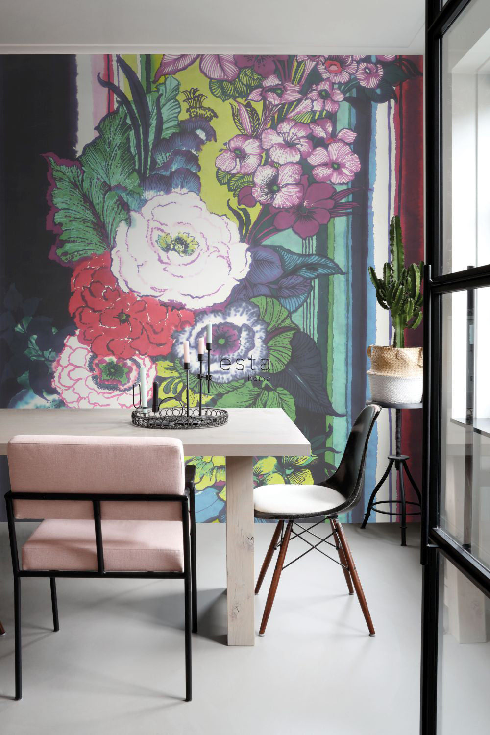 ESTAhome fotobehang bloemen zwart, rood, blauw, wit en groen - 232.5 x