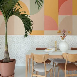 ESTAhome fotobehang cirkels in Bauhaus stijl roze, okergeel en mintgro