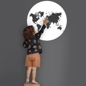 ESTAhome zelfklevende behangcirkel wereldkaart zwart wit – Ø 70 cm – 1