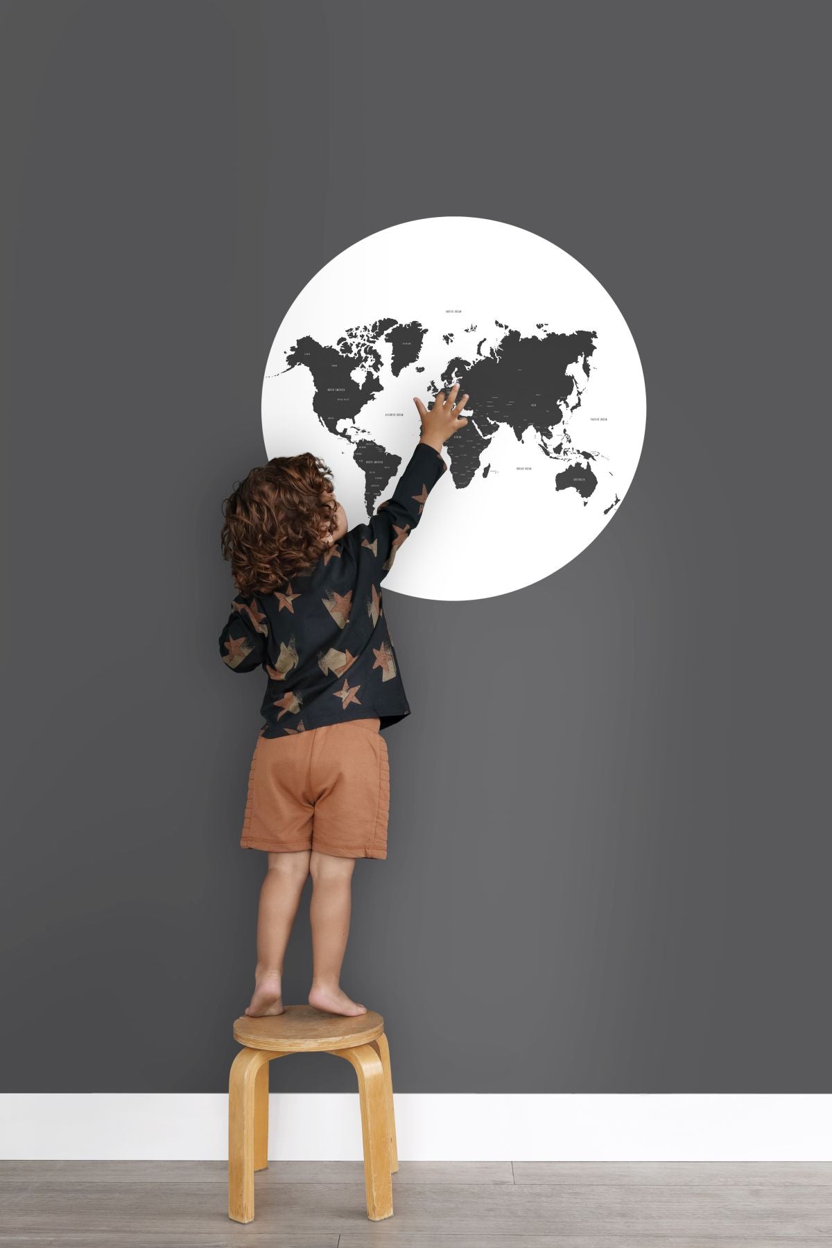 ESTAhome zelfklevende behangcirkel wereldkaart zwart wit - Ø 70 cm - 1