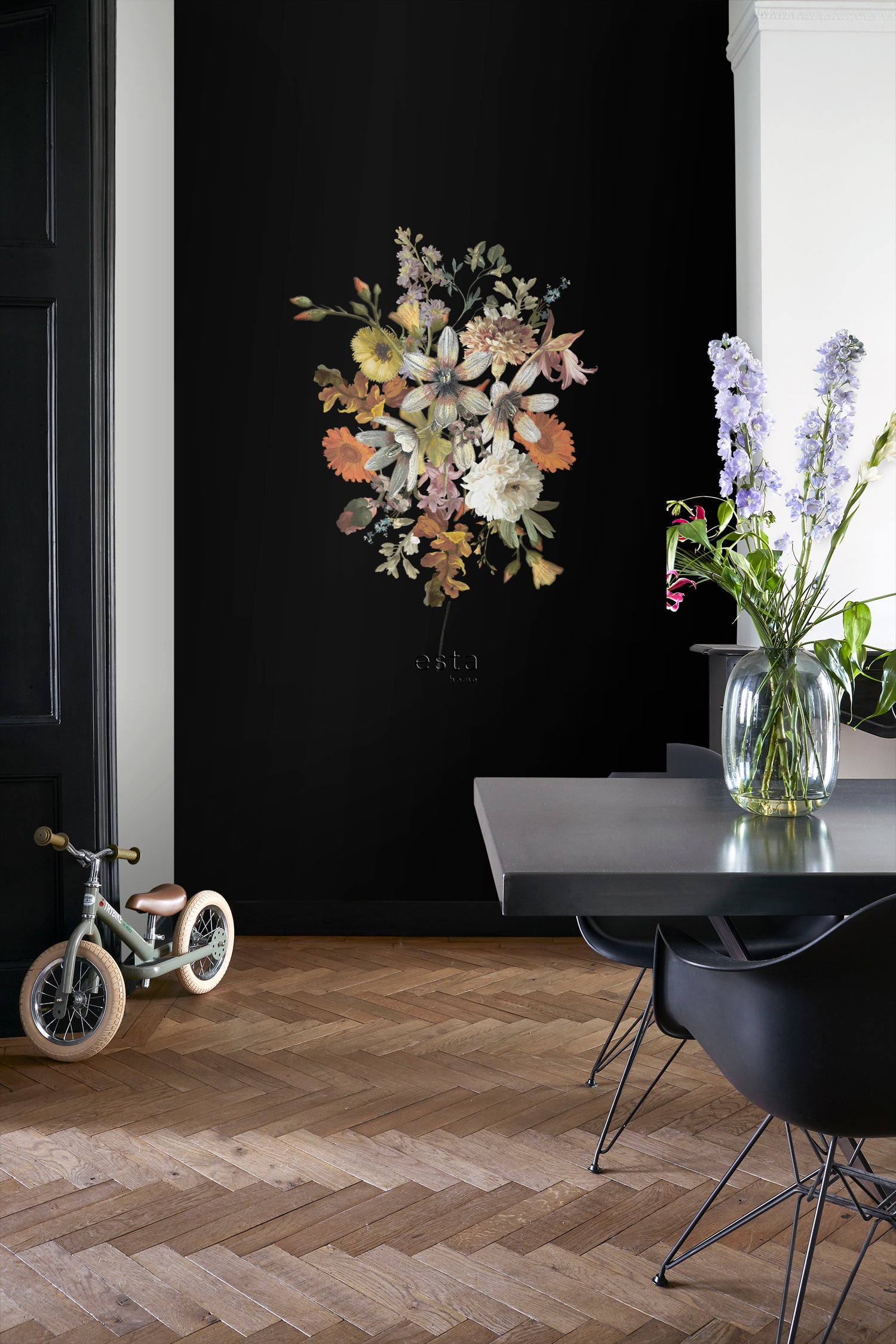 ESTAhome fotobehang bloemstilleven multicolor op zwart - 150 x 279 cm