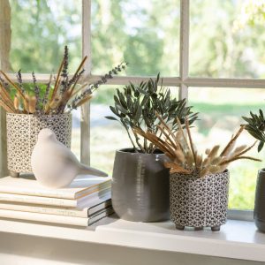 J-Line bloempot Effen – keramiek – grijs – large – Ø 16.5 cm J-Line bloempot Effen – keramiek – grijs – large – Ø 16.5 cm