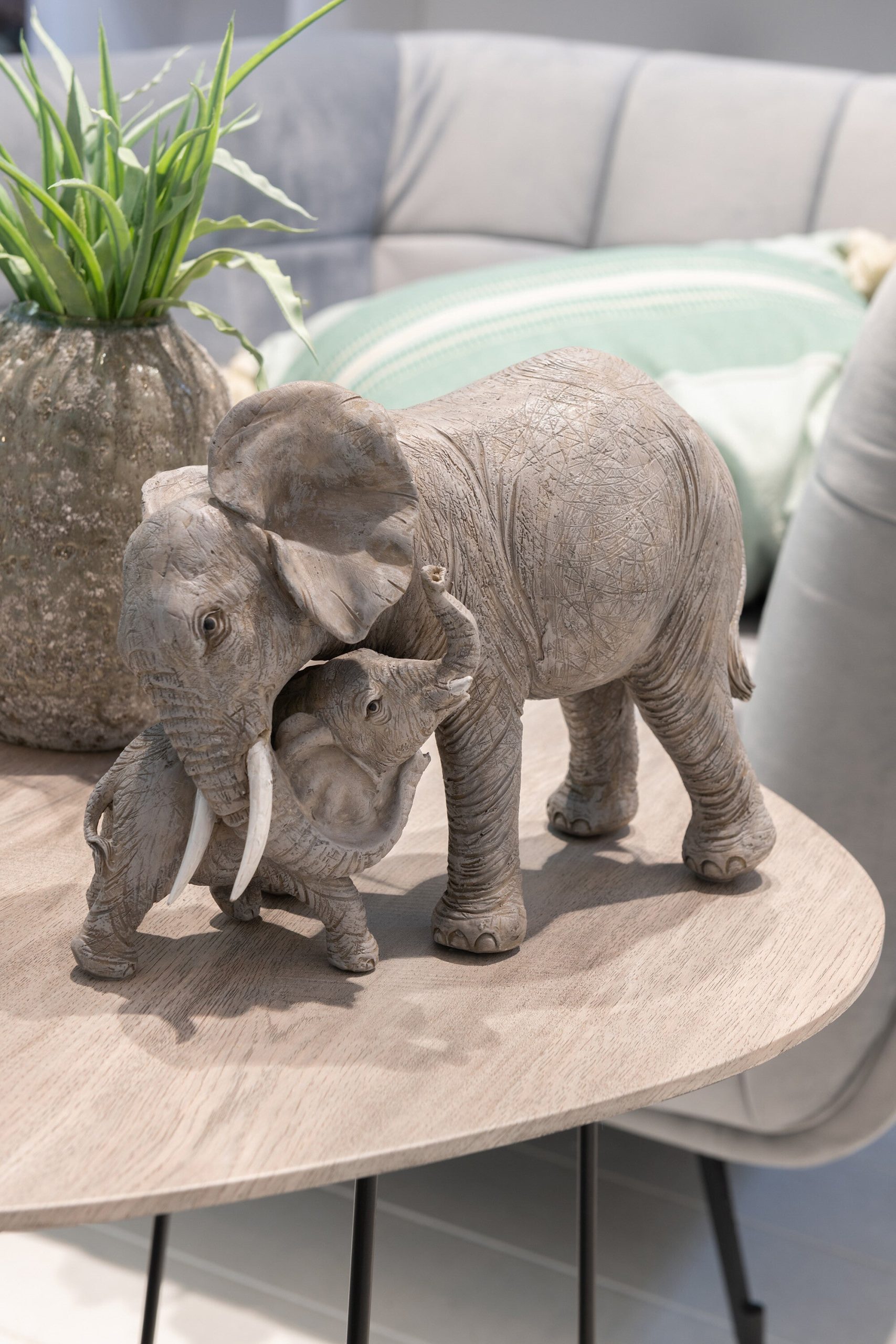 J-Line decoratie Olifant Knuffel - polyresin - grijs - H 20.5 cm