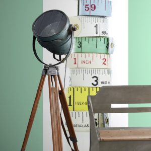 ESTAhome fotobehang meetlinten geel, wit, groen en blauw – 93 x 211.5 ESTAhome fotobehang meetlinten geel, wit, groen en blauw – 93 x 211.5
