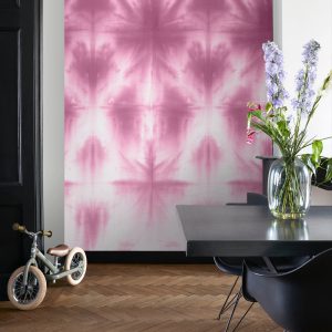 ESTAhome fotobehang wandvullend tie-dye shibori motief intens fuchsia ESTAhome fotobehang wandvullend tie-dye shibori motief intens fuchsia
