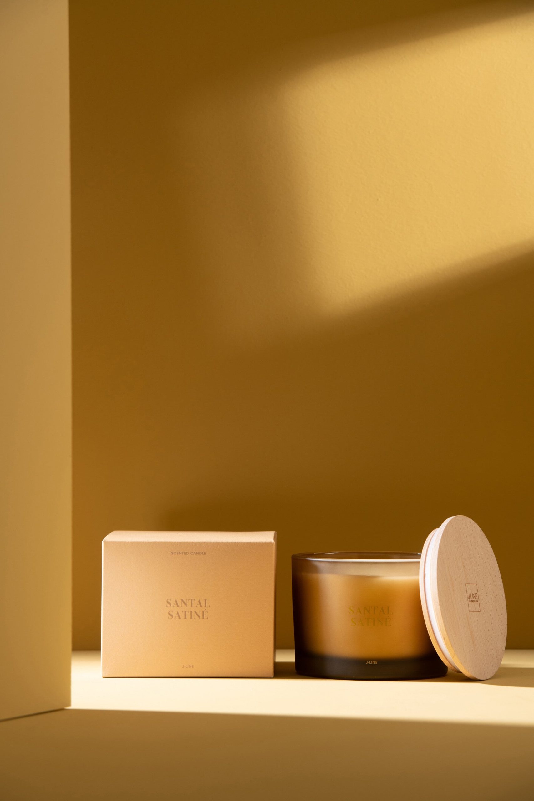 J-Line geurkaars Accords Essentiels - Santal Satiné - geel - 28U