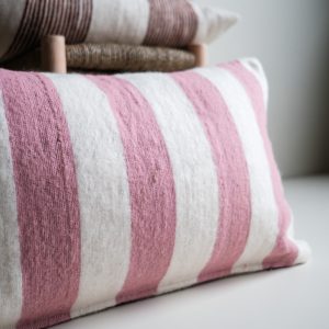 Household Hardware – kussen – Zacht Roze – Brede Strepen Household Hardware – kussen – Zacht Roze – Brede Strepen