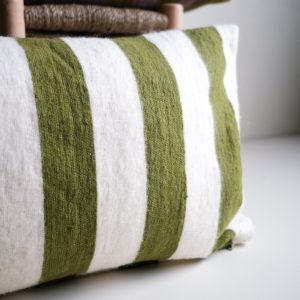 Household Hardware – kussen – Olijf – Brede streep Household Hardware – kussen – Olijf – Brede streep