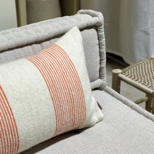 Household Hardware Handgemaakt Wollen Kussen – smalle streep – koraal Household Hardware Handgemaakt Wollen Kussen – smalle streep – koraal