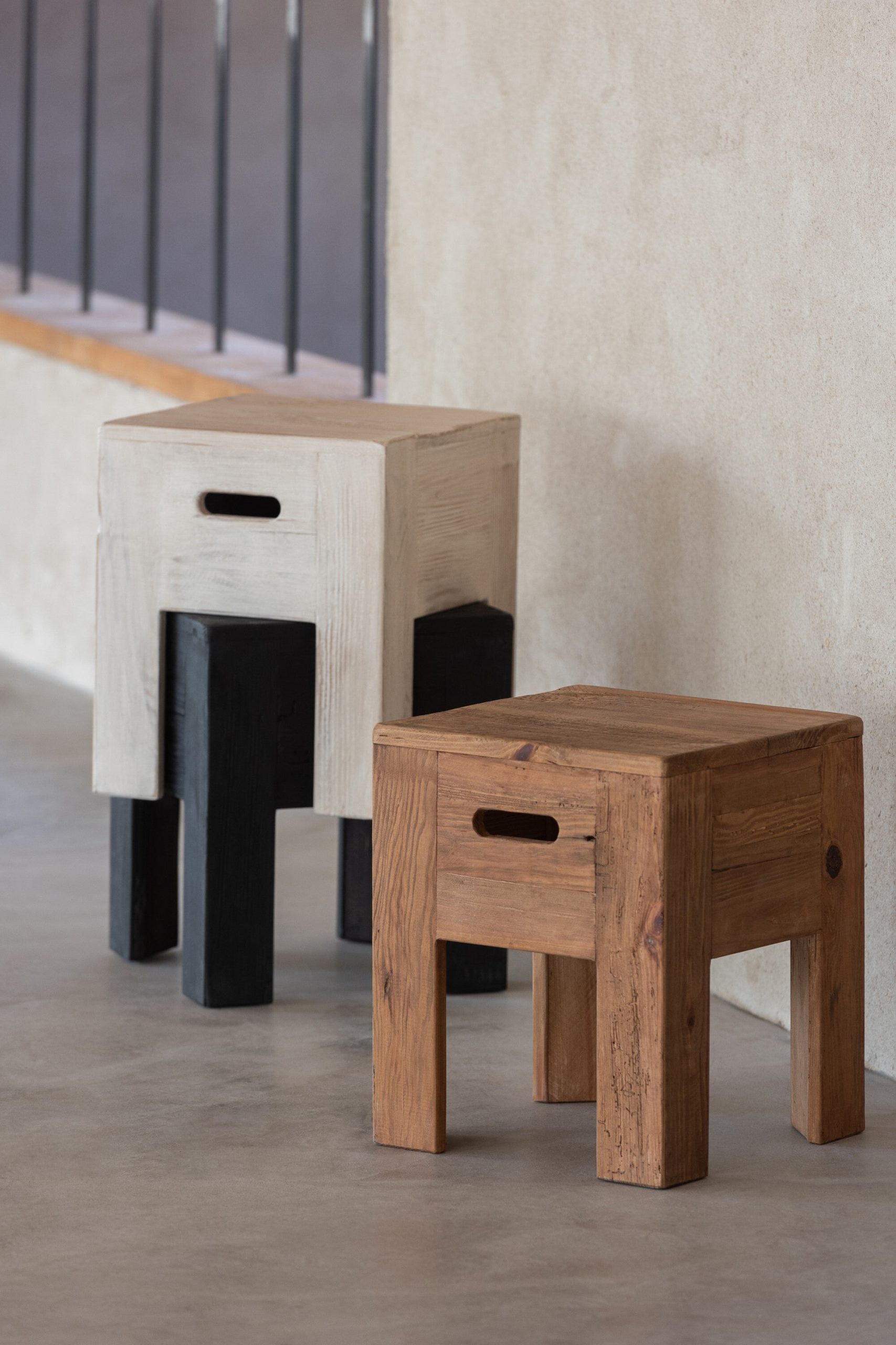 J-Line kruk Will - dennenhout - zwart