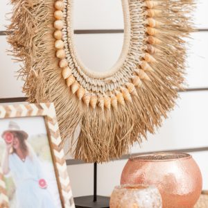 J-Line decoratie Ketting + Staander Dora – schelpen/zeegrass – beige –