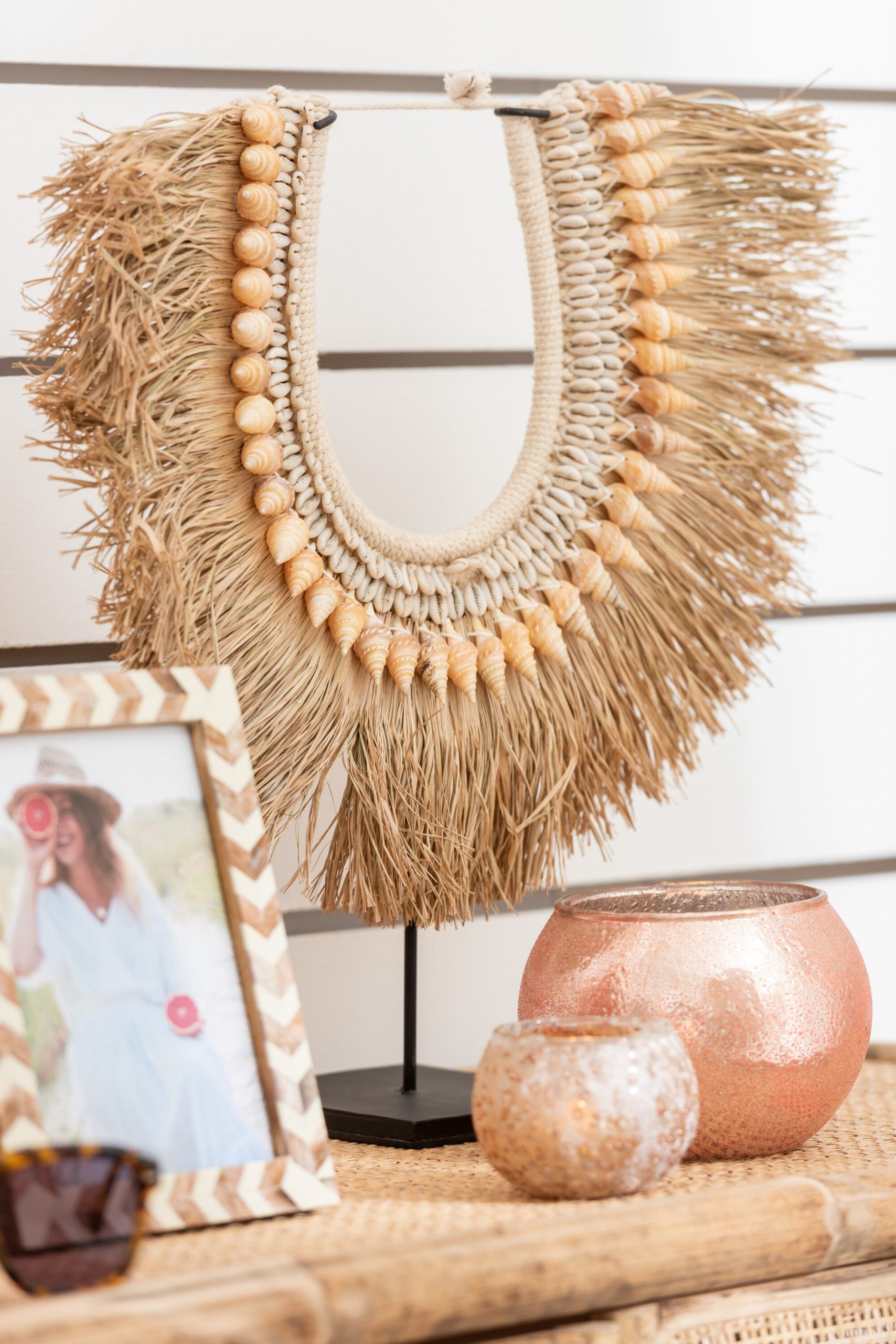 J-Line decoratie Ketting + Staander Dora - schelpen/zeegrass - beige -