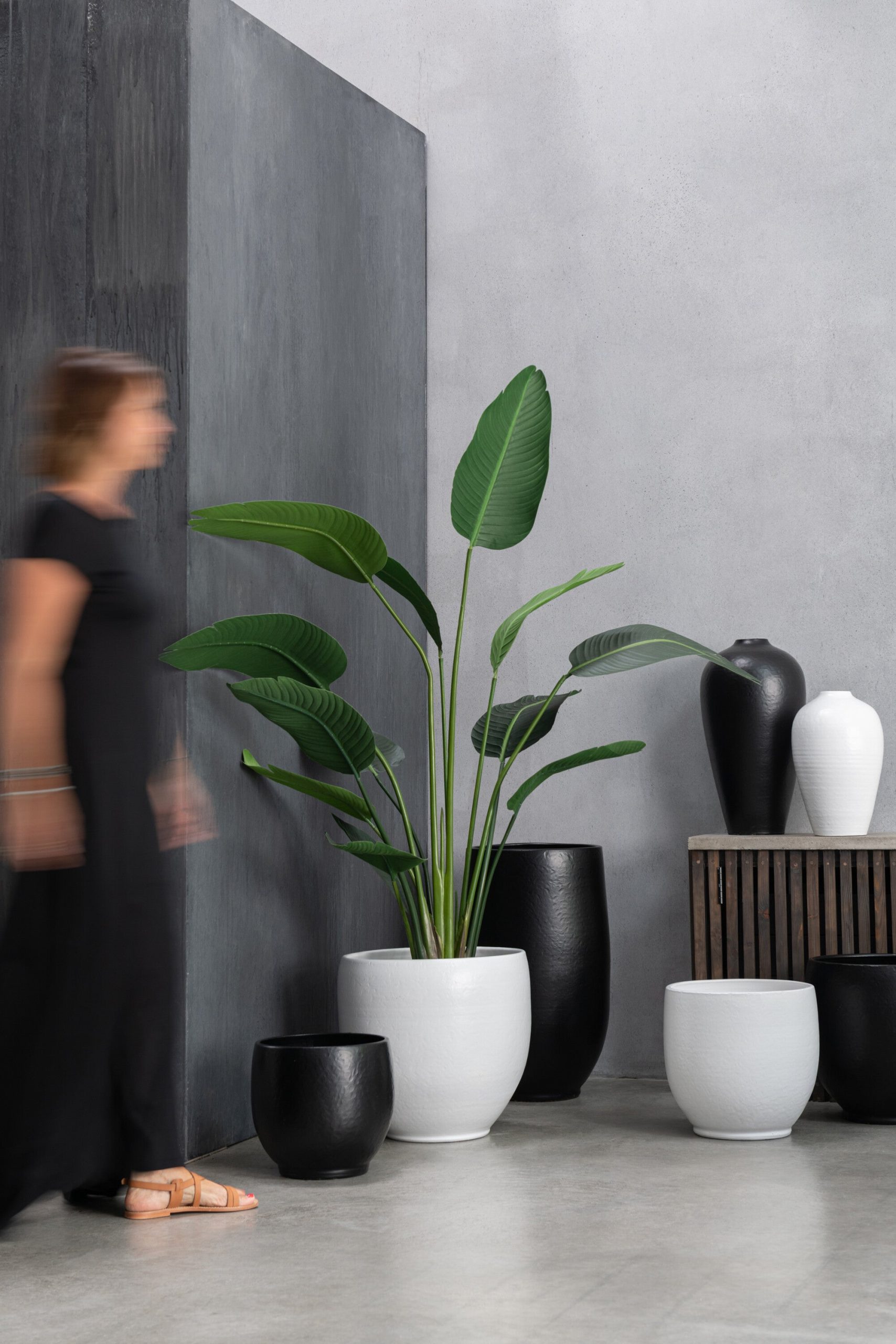 J-Line vaas Ying - kermiek - zwart - large - 90 cm hoog