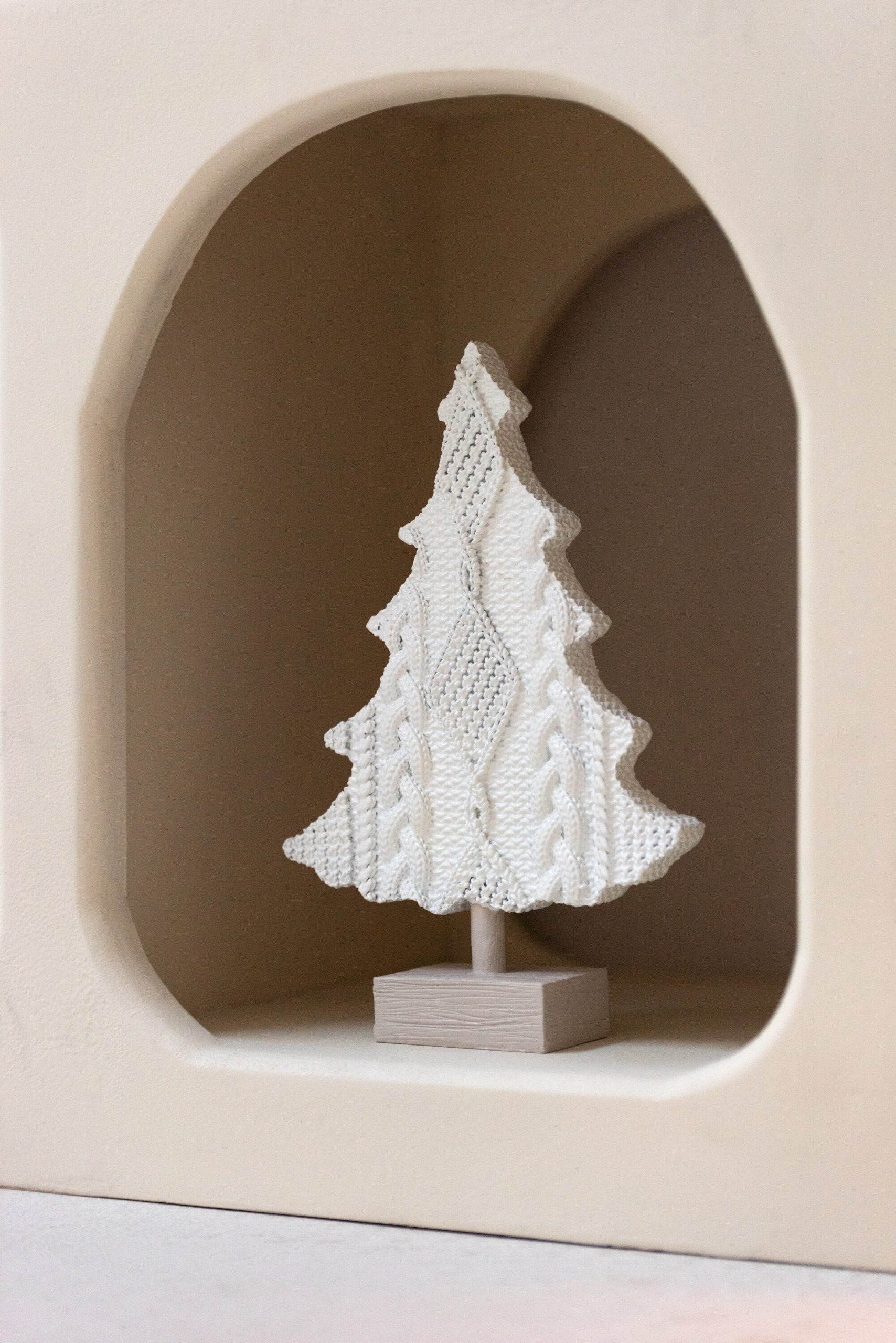 J-Line decoratie Gebreide Kerstboom - polyresin - wit/beige - 2 stuks