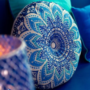 J-Line kussen Rond Bloem – katoen – turquoise/blauw – 2 stuks J-Line kussen Rond Bloem – katoen – turquoise/blauw – 2 stuks