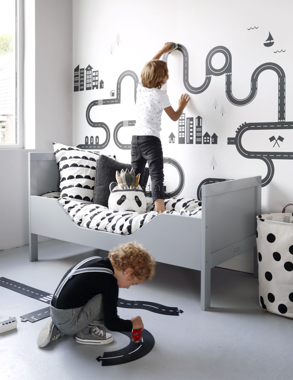 ESTAhome fotobehang getekende straat zwart wit - 279 x 279 cm - 159099