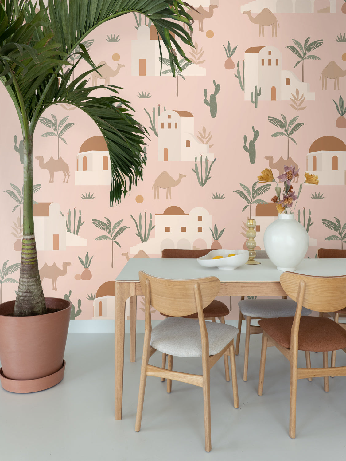 ESTAhome fotobehang kamelen en cactussen zacht roze, terracotta en gro